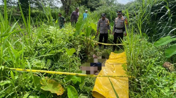 Petugas-Polsek-Wates-saat-evakusi-seorang-lansia-ditemukan-meninggal-dunia.jpg