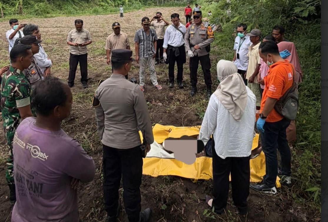 Petugas-Polsek-Wates-saat-evakusi-seorang-lansia-ditemukan-meninggal.jpg