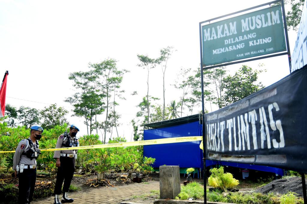 Petugas-berjaga-jelang-ekshumasi-makam-dua-korban-Tragedi-Kanjuruhan.jpg