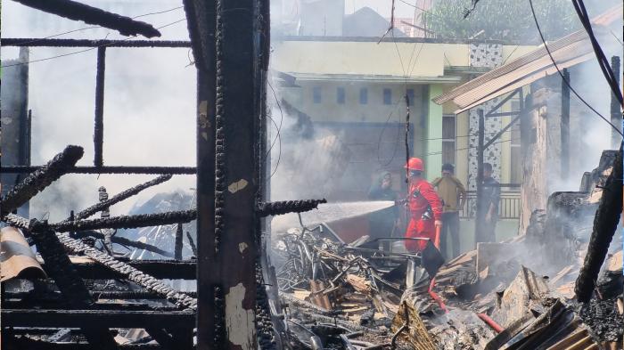 Petugas-berjibaku-memadamkan-api-Pasar-Baru-II-Gresik-terbakar.jpg