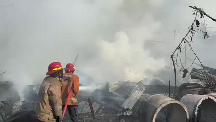 Kebakaran Hebat Gudang Kayu di Gresik, Satu Truk dan Tiga Sepeda Motor Ludes Terbakar