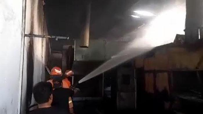 Gudang di Driyorejo Gresik Dilalap Api, Berawal dari Pekerja Proyek Lakukan Pemotongan Besi