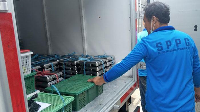 Petugas-bersiap-mengantarkan-menu-Makan-Bergizi-Gratis-MBG-dari-salah-satu-SPPG.jpg