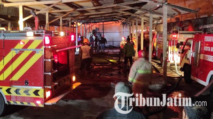 Petugas-berupaya-memadamkan-api-di-lokasi-kebakaran-gudang-egg-tray-di-Kota-Blitar.jpg