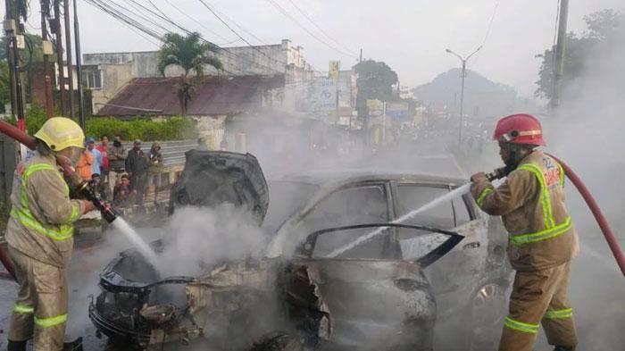 Petugas-damkar-Kabupaten-Malang-memadamkan-api-dari-mobil-KIA-Picanto-yang-terbakar.jpg