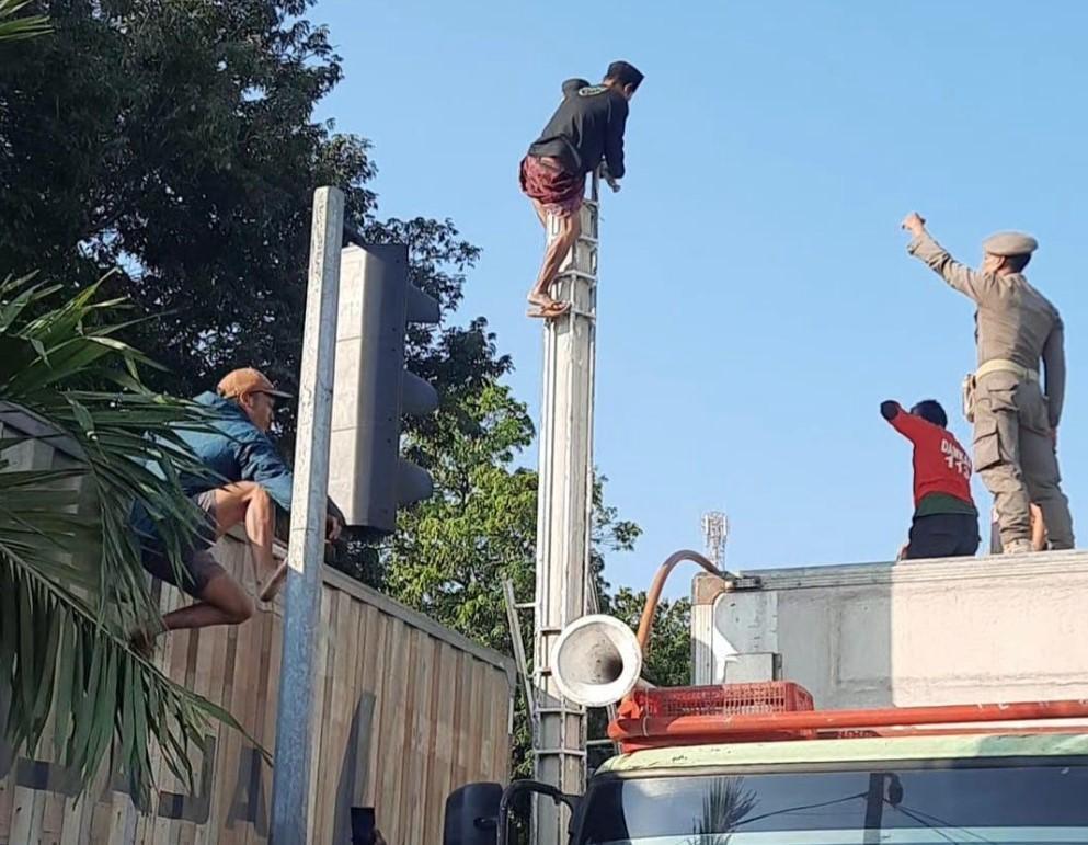 Drama Penyelamatan di Situbondo, Pria Diduga Depresi Panjat Tiang PJU dan Lompat, Kondisi Luka Berat