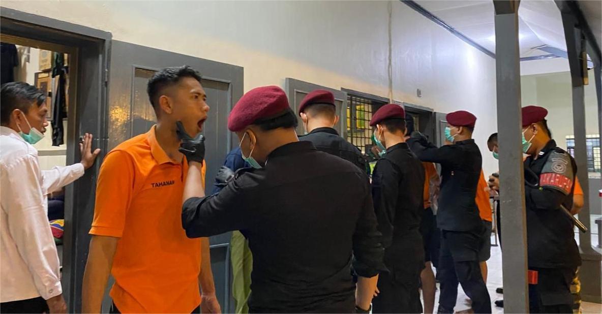 Petugas-gabungan-dari-Lapas-Tuban-TNI-dan-Polri.jpg
