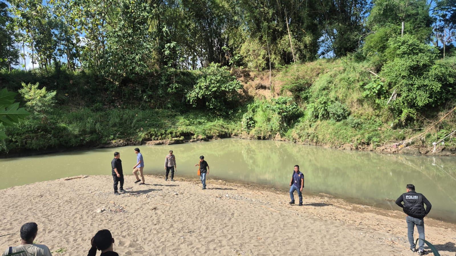 Petugas-kepolisian-melakukan-olah-tkp-di-Sungai-Sungai-Kedungsulur-Desa-Karangjoho.jpg
