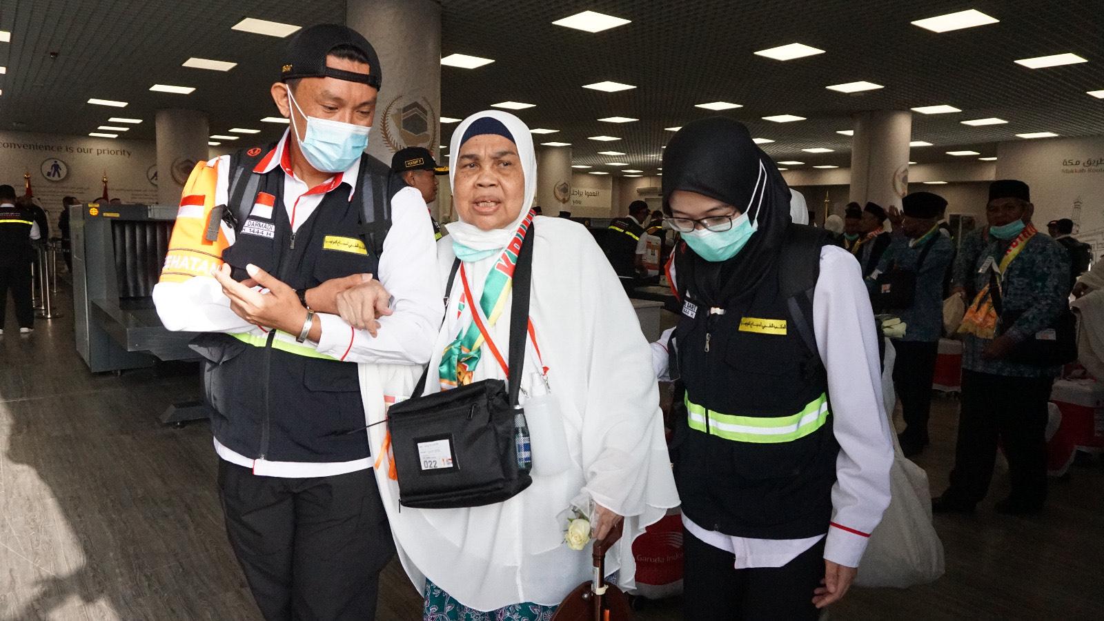 Petugas-kesehatan-saat-membantu-jemaah-haji-Indonesia.jpg