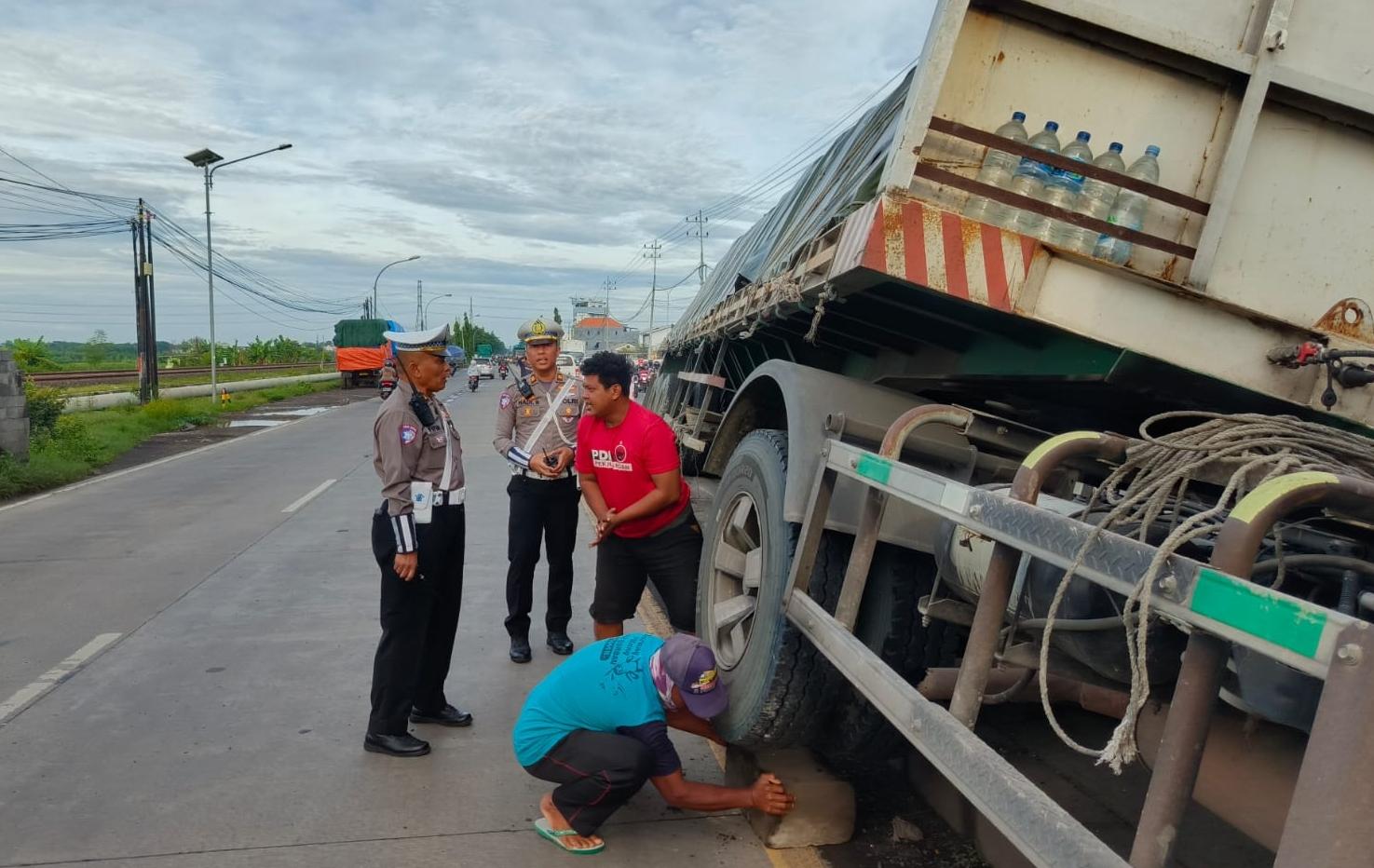 Petugas-melakukan-evakuasi-truk-trailer-yang-nahas-mengalami-kecelakaan.jpg