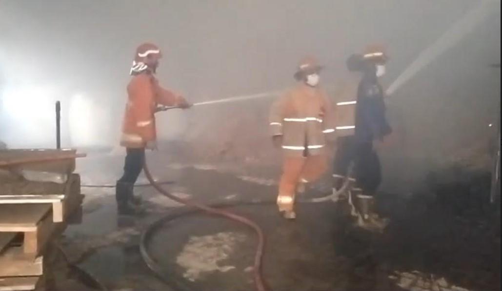 Petugas-memadamkan-api-di-gudang-berisi-serbuk-kayu-di-Jalan-Raya-Manyar.jpg