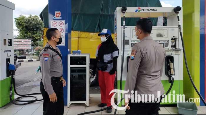 Petugas-memantau-stok-BBM-di-SPBU-wilayah-Kecamatan-Pakis-Kabupaten-Malang-jelang-Lebaran.jpg