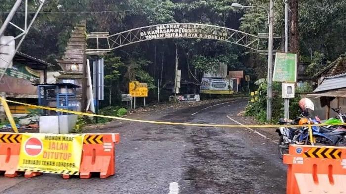Petugas-memasang-police-line-dan-barrier-sebagai-tanda-akses-Sendi-Cangar.jpg