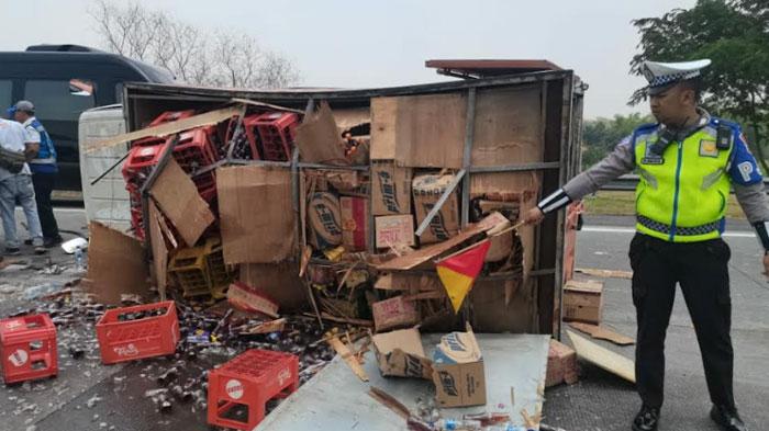 Petugas-mengevakuasi-truk-boks-muatan-teh-botol-yang-terguling-di-Tol-Sumo.jpg