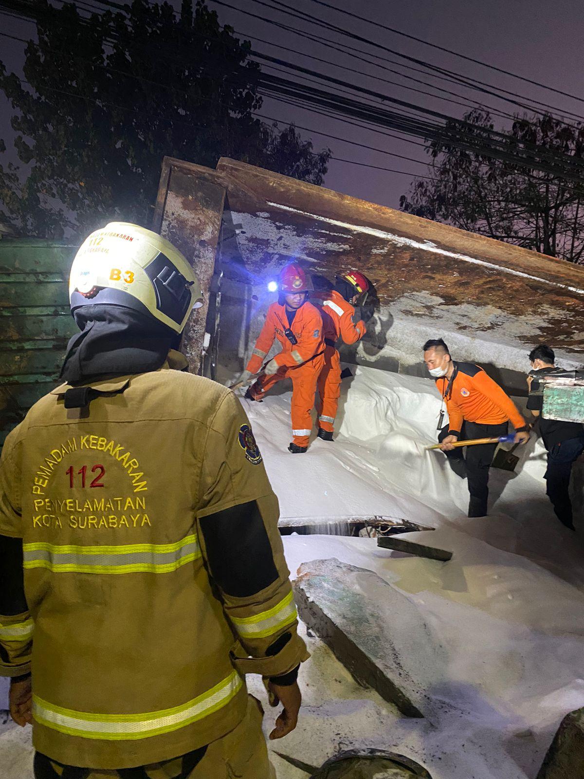 Petugas-rescue-melakukan-evakuasi-truk-fuso-ambruk.jpg