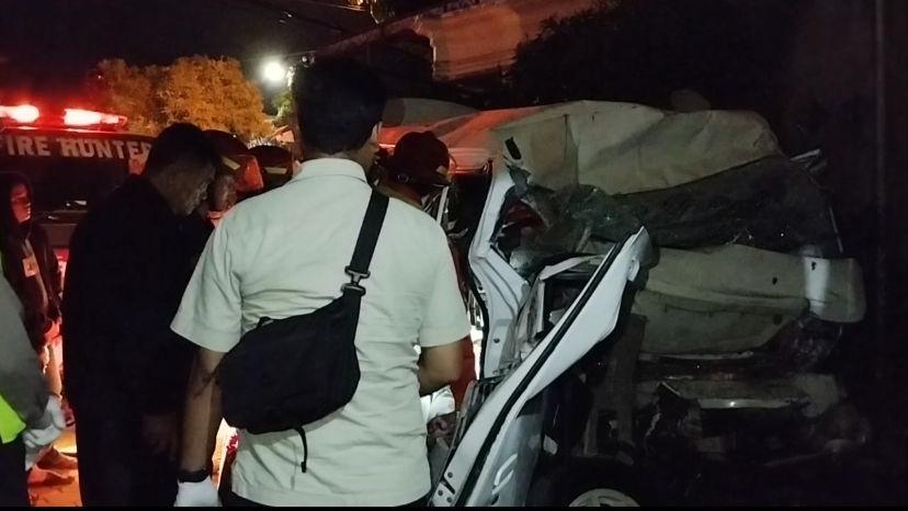 Petugas-saat-melakukan-evakuasi-terhadap-sopir-minibus-Daihatsu-Luxio.jpg