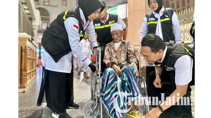 Petugas-saat-membantu-jemaah-haji-yang-tasnya-hilang-saat-salat-di-dalam-Masjid-Nabawi.jpg