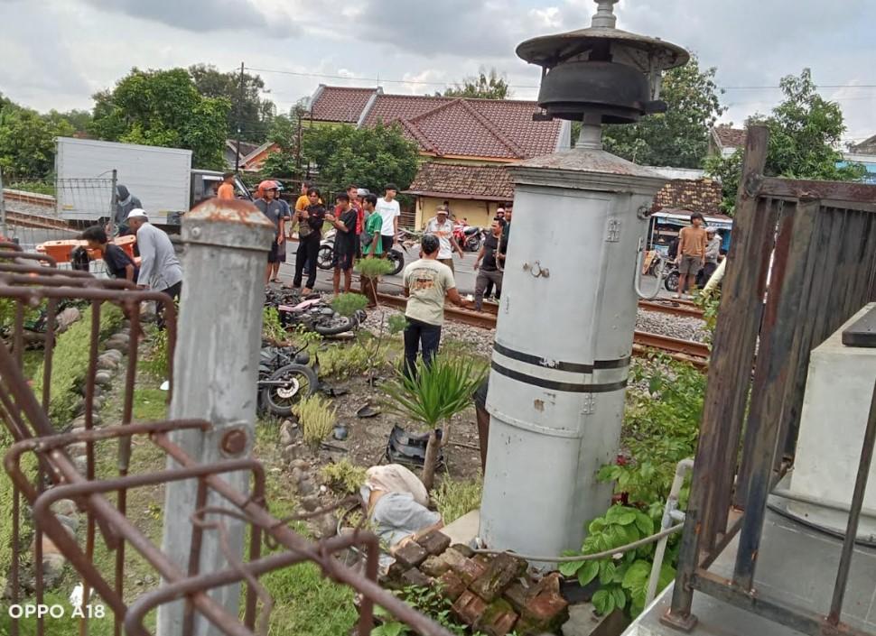 Petugas-tiba-di-Jalur-Perlintasan-Langsung-Kereta-Api-di-wilayah-Desa-Kecamatan-Barat-Magetan.jpg