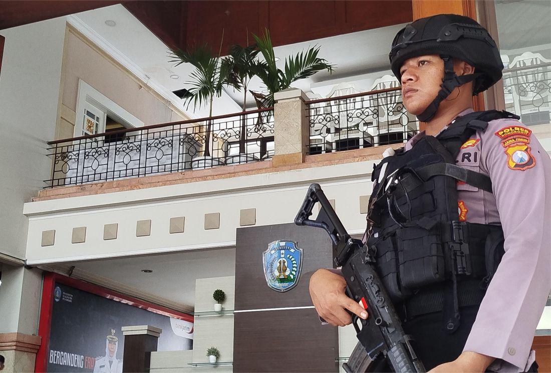 Pihak-kepolisian-menjaga-ketat-kantor-Bupati-Ponorogo.jpg