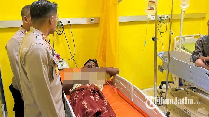 Pihak-kepolisian-saat-mengecek-kondisi-sejumlah-warga-yang-terluka-akibat-bentrok.jpg