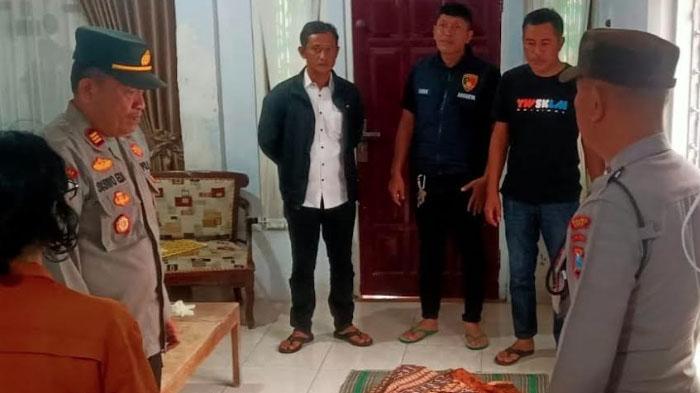 Pihak-kepolisian-saat-olah-TKP-di-Dusun-Singgahan-Desa-Pelem-Kecamatan-Pare-Senin-16122024.jpg