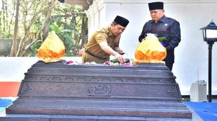 Pj-Bupati-Madiun-Tontro-Pahlawanto-ziarah-ke-makam-Bupati-Madiun.jpg