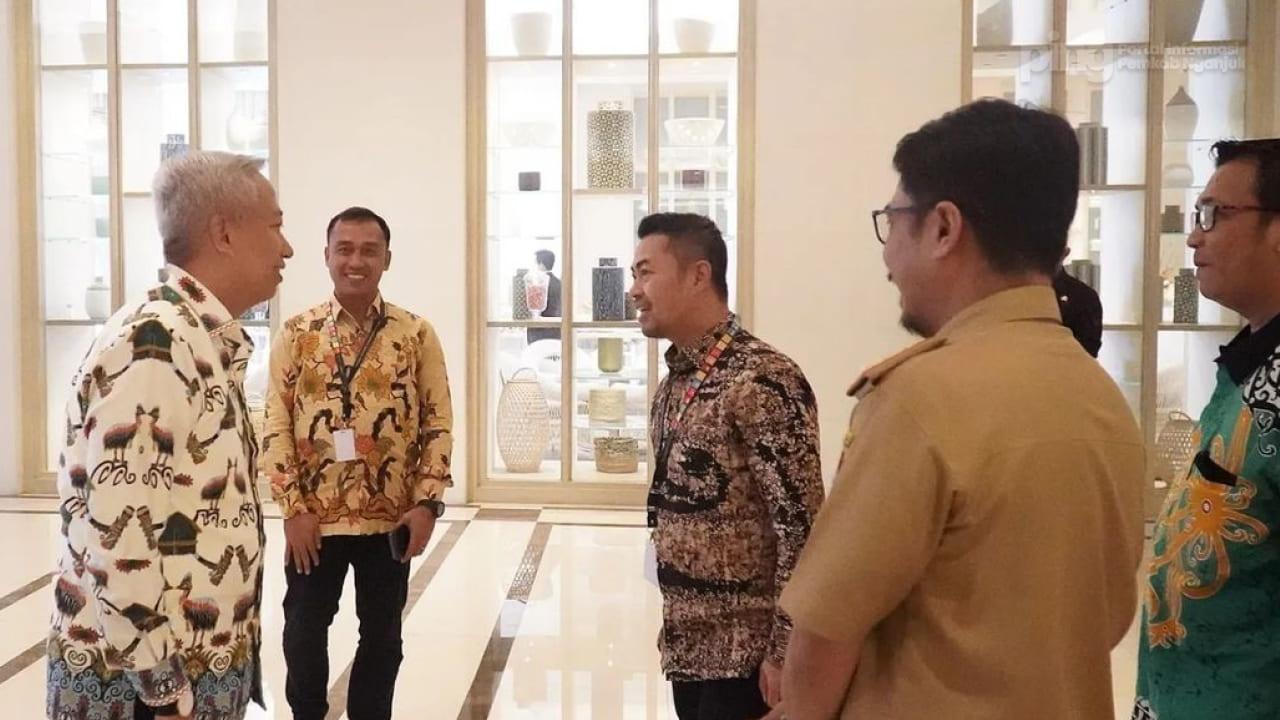 Pj-Bupati-Nganjuk-Sri-Handoko-Taruna-kiri-saat-menghadiri-SDGs.jpg