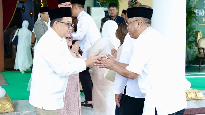 Pj-Gubernur-Jawa-Timur-Adhy-Karyono-menggelar-Open-House-di-hari-pertama-Idul-Fitri-1445-H.jpg