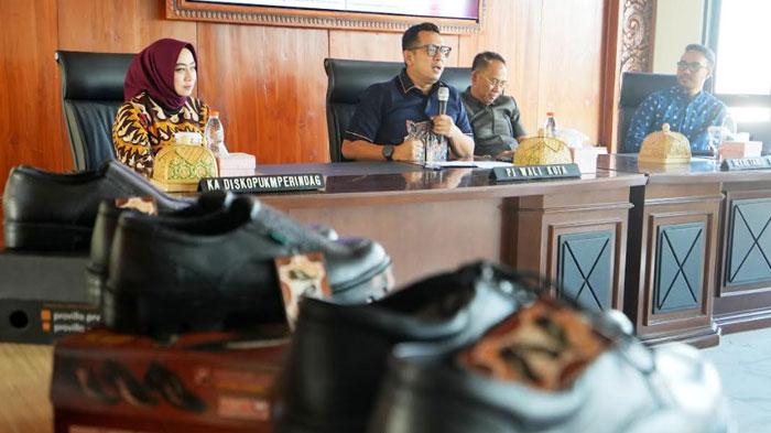 Pj-M-Ali-Kuncoro-meninjau-pelatihan-untuk-perajin-sepatu.jpg