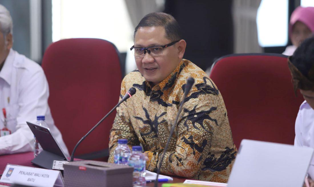 Pj-Wali-Kota-Batu-Aries-Agung-Paewai-saat-melakukan-pemaparan-Evaluasi-Kinerja-Penjabat.jpg