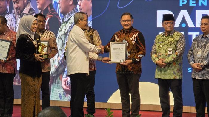 Pj-Wali-Kota-Batu-Aries-Agung-Paewai-saat-menerima-penghargaan-10-Instansi-Terbaik.jpg