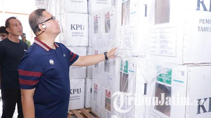 Pj-Wali-Kota-Batu-Aries-Agung-Paewai-saat-meninjau-kesiapan-logistik-Pilkada-2024.jpg