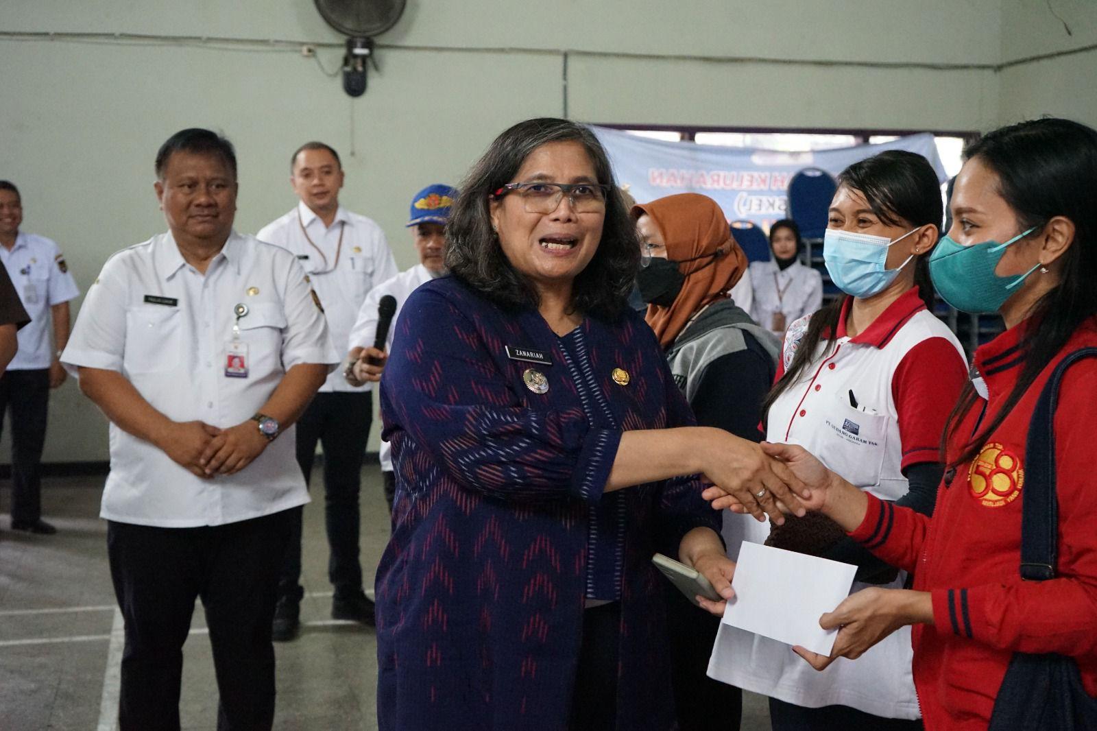 Pj-Wali-Kota-Kediri-Zanariah-menyalurkan-Bantuan-Langsung-Tunai-BLT.jpg