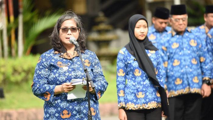 Pj-Wali-Kota-Kediri-Zanariah-saat-menyerahkan-Surat-Keputusan-SK-Kenaikan-Pangkat.jpg