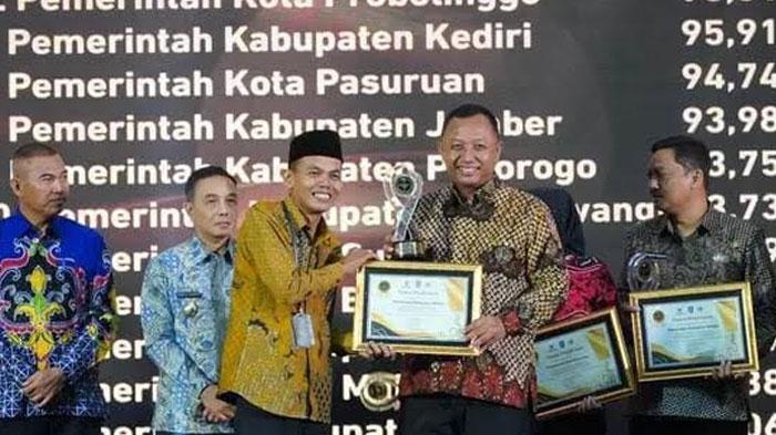 Pjs-Bupati-Kediri-Heru-Wahono-Santoso-di-acara-Malam-Anugerah-Keterbukaan-Informasi-Publik.jpg