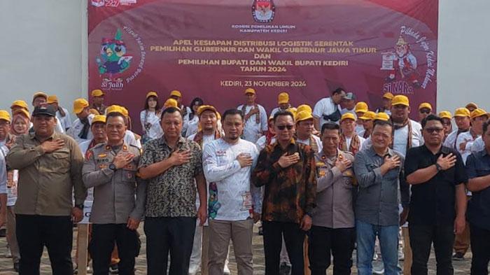 Pjs-Bupati-Kediri-Heru-Wahono-Santoso-tengah-batik.jpg