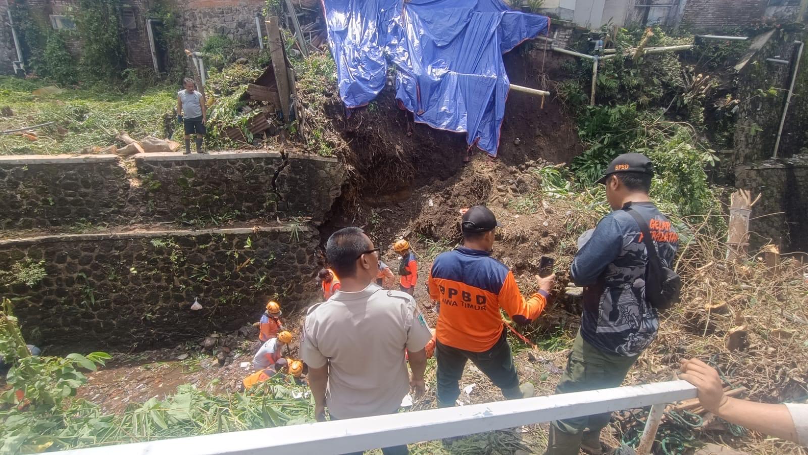 Plengsengan-teknis-di-Kali-Lesti-Jalan-Lesti-Kampung-Damai-kota-batu-longsor.jpg