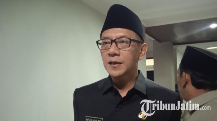 Plh-Bupati-Jember-Muhammad-Balya-Firjaun-Barlaman-baju-hitam-komentari-larangan-bukber.jpg