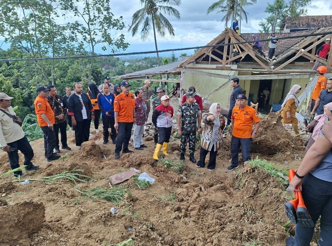 Plt-Bupati-Ponorogo-Lisdyarita-saat-meninjau-longsor.jpg