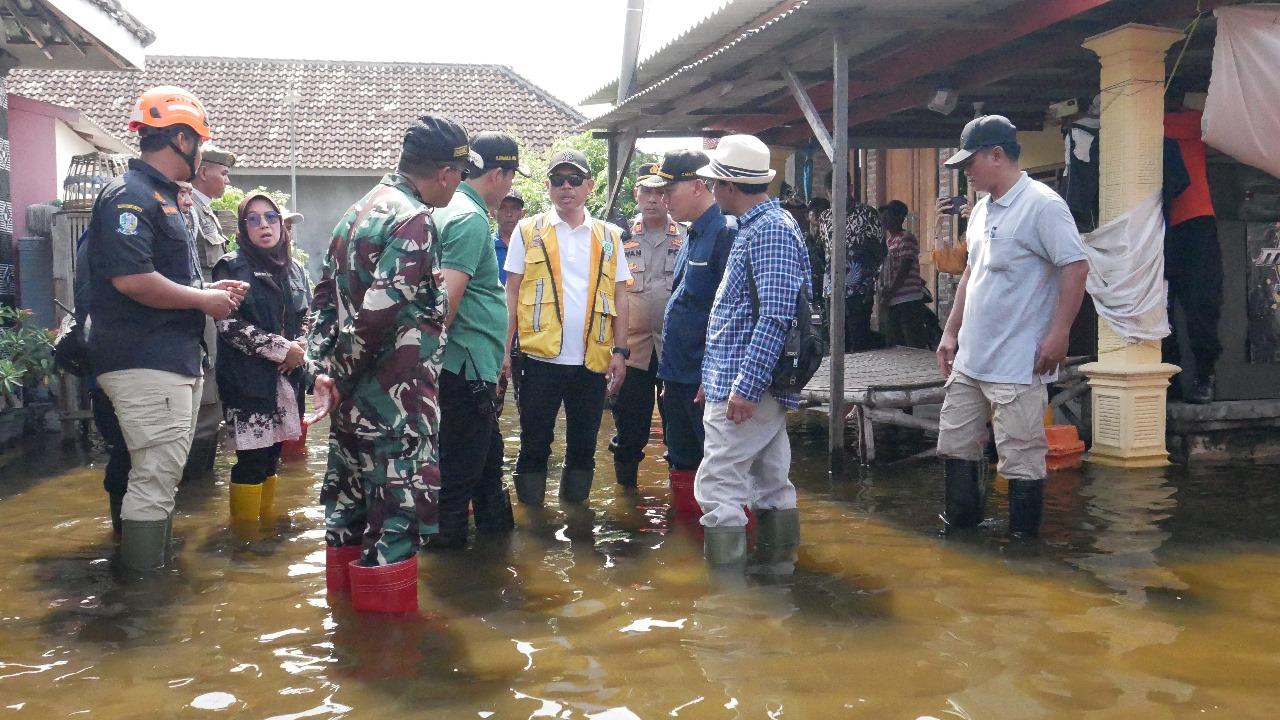 Plt-Bupati-Sidoarjo-Subandi-bersama-sejumlah-pejabat-di-lingkungan-Pemkab-Sidoarjo-sidak-banjir.jpg