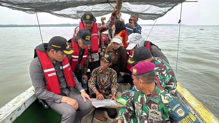 Plt-Bupati-Sidoarjo-Subandi-bersama-sejumlah-pejabat-saat-menyusuri-laut-di-Segoro-Tambak.jpg