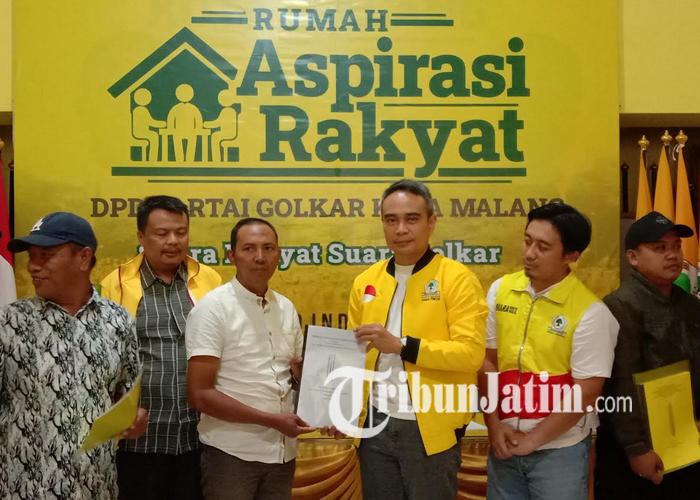 Plt-Ketua-DPD-Partai-Golkar-Kota-Malang-Pranaya-Yudha-Mahardika-saat-menerima-proposal.jpg