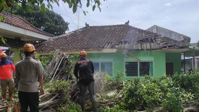 Pohon-tumbang-timpa-atap-gedung-Pepabri-Kota-Batu.jpg