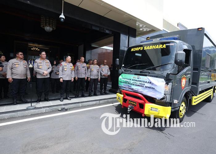 Polda-Jatim-kirim-lima-unit-truk-berisi-bantuan-untuk-korban-Awan-Panas-Guguran-APG-Gunung-Semeru.jpg