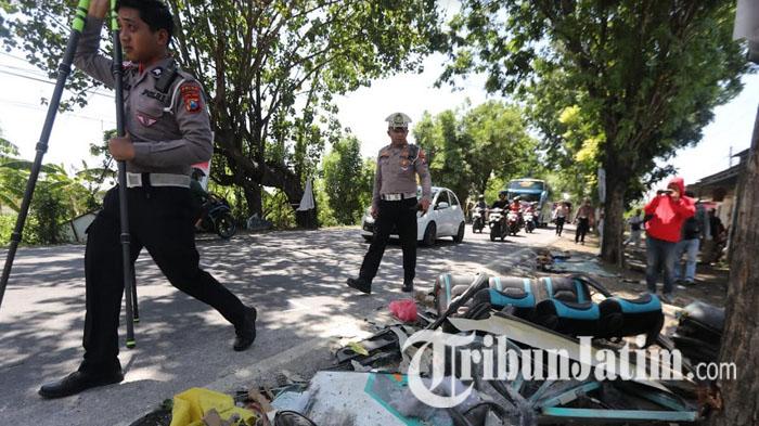 Polda-Jatim-melakukan-TKP-kecelakaan-maut-bus-pariwisata-dengan-truk-tronton-di-gresik.jpg