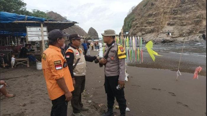 Polisi-dan-BPBD-lakukan-pencarian-korban-laka-laut-di-Pantai-Payangan-Jember.jpg