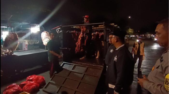 Polisi-dan-petugas-RPH-menemukan-pikap-muatan-daging-sapi-diduga-gelonggongan.jpg