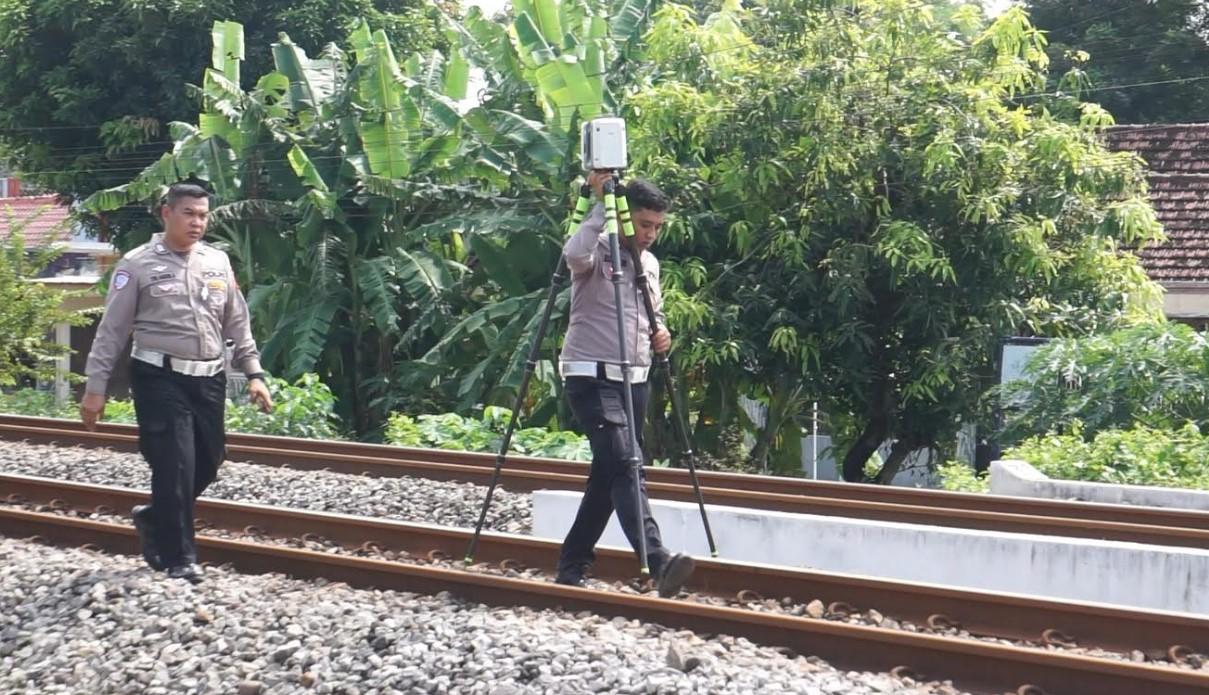 Polisi-melakukan-Olah-TKP-untuk-mencari-tahu-penyebab-pasti-kecelakaan-antara-Kereta-Api.jpg