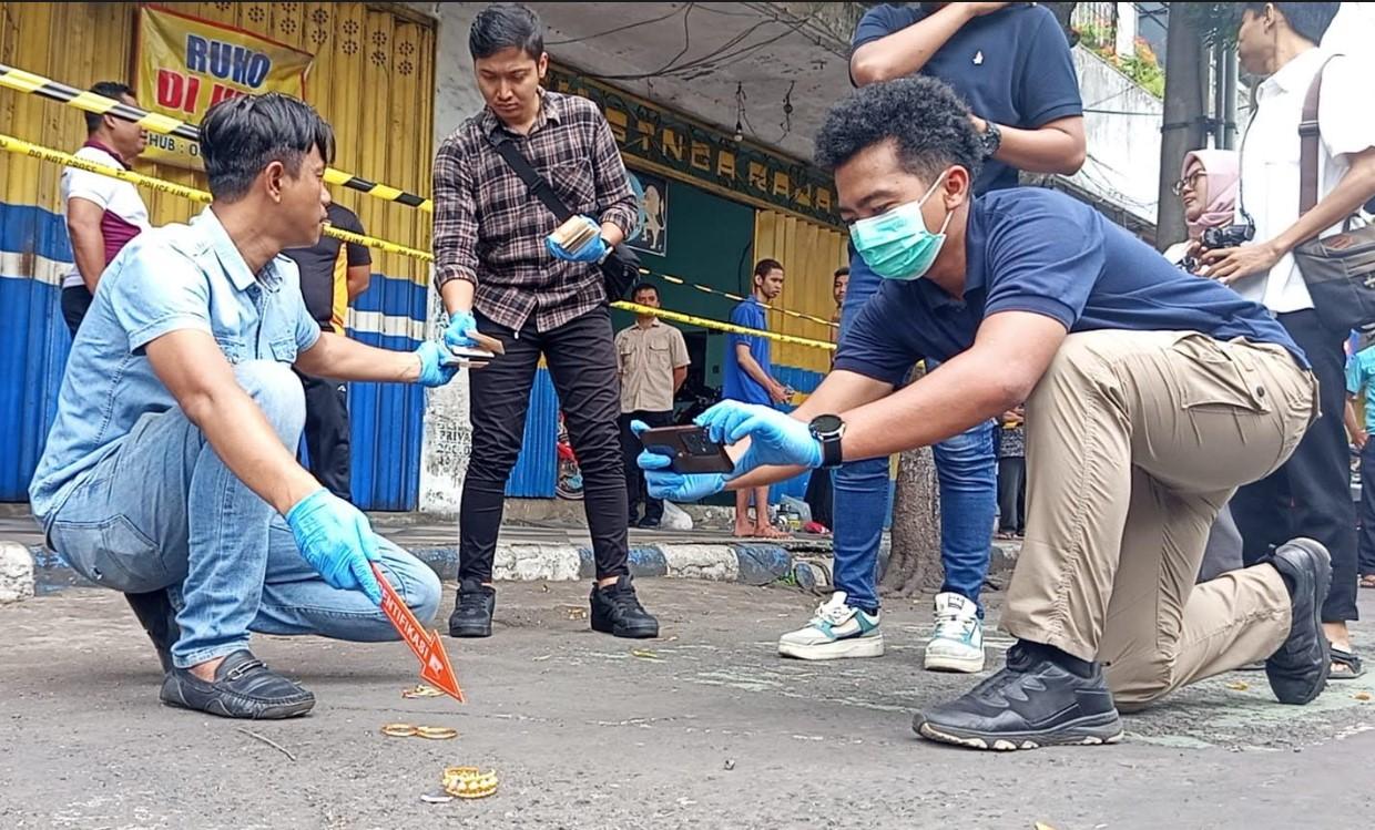 Polisi-melakukan-olah-tempat-kejadian-perkara-di-Toko-Emas-Singaraja.jpg