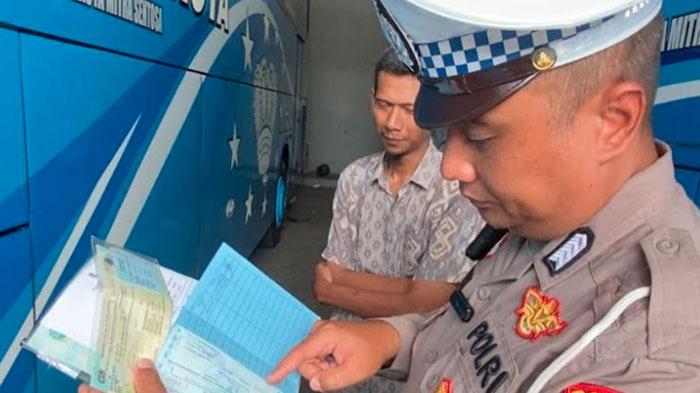 Polisi-melakukan-ramp-check-serta-sosialisasi-kepada-pihak-bus-pariwisata-di-Kediri.jpg